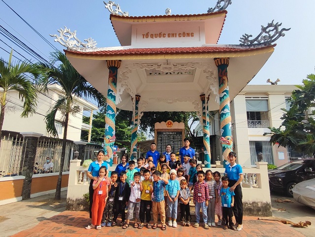  Cô và trò thắp hương đài tưởng niệm xã Vĩnh Ngọc